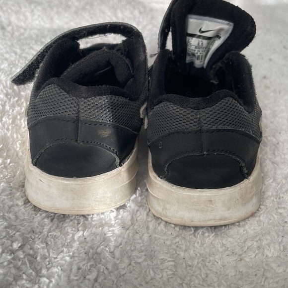 Size 9 Sneakers - Picture 4 of 12